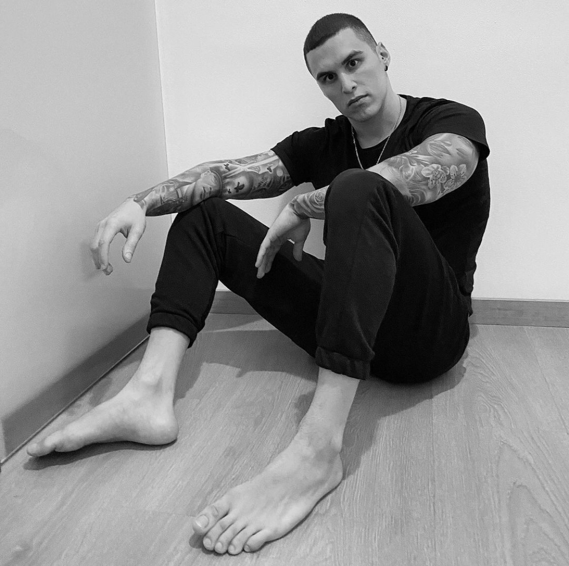 Ivanxet91 Shows Off His Tattoos And Bare Feet Male Feet Blog ivanxet91-shows-off-his-tattoos-and-bare-feet-male-feet-blog
