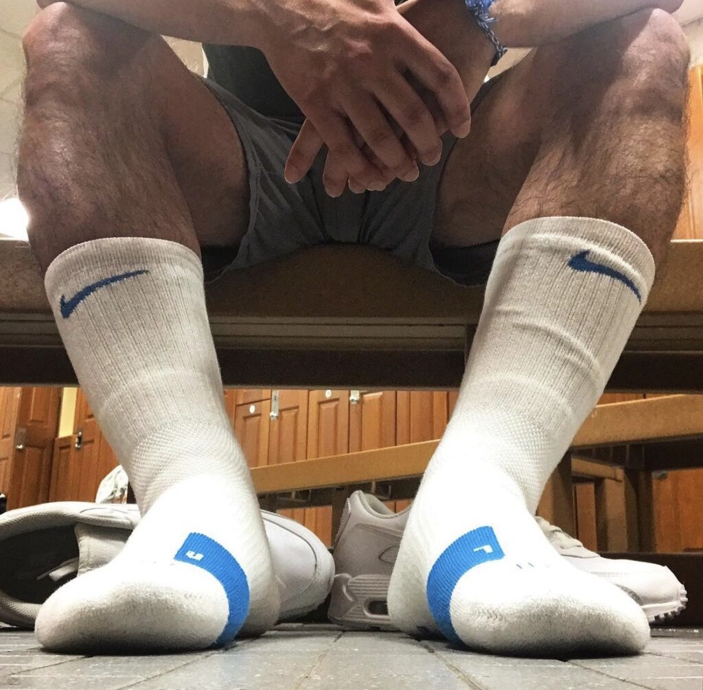 Smellysockbro shows off his white Nike crew socks out of Nike sneakers