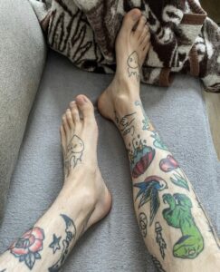 Areweallweare_’s tattooed legs and feet - Male Feet Blog