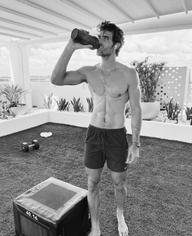 juanbetancourtt-shirtless-and-barefoot-after-working-out-male-feet-blog