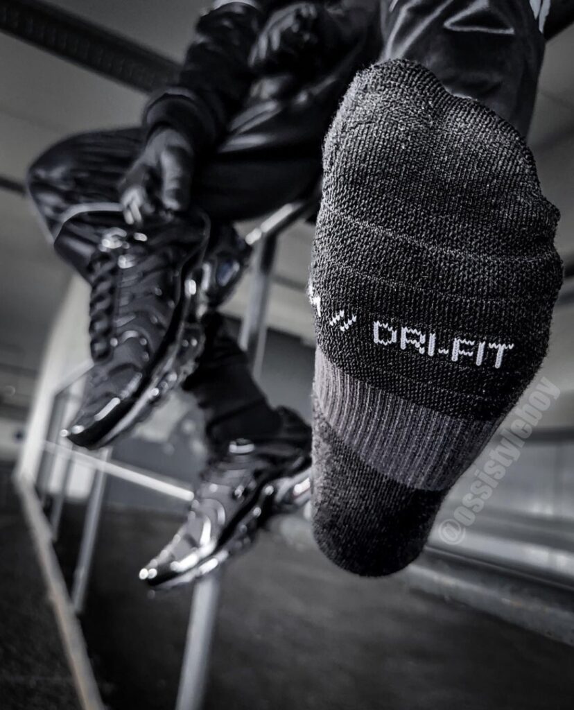 ossistyleboy showing his black Nike crew socks out of Nike sneakers